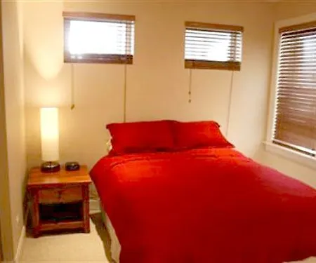 Roscoe Village Guesthouse